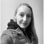 Femme en manteau, portrait en noir.