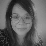 Femme avec cheveux longs et lunettes.