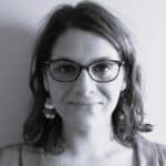 Femme aux cheveux bouclés, fond neutre.