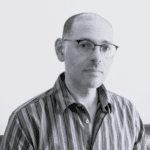 Homme avec lunettes et chemise rayée
