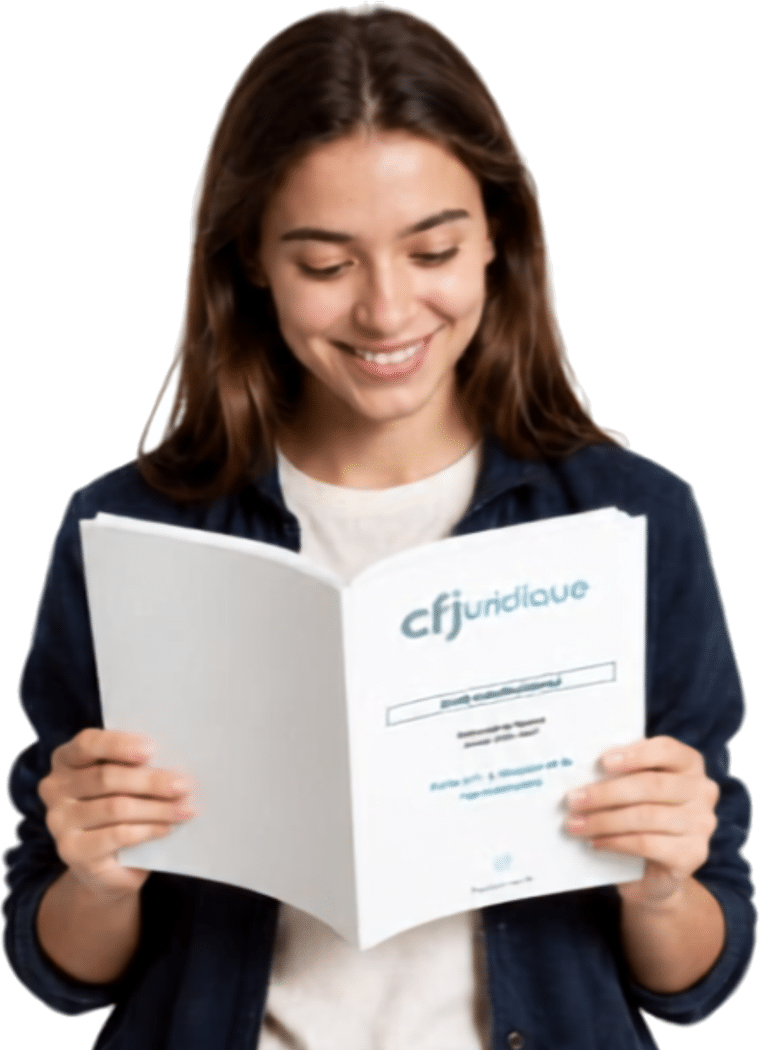Étudiante tenant sa fiche de travail dirigé CFJ